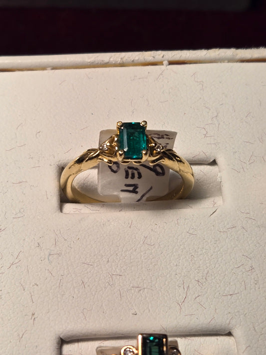 Ring - 14K Gold - 0.6 ct Columbian Emerald - 3 g