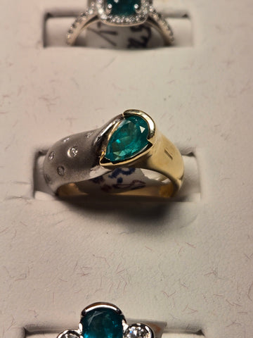 Ring - 14K Multi-Tone Gold - 0.9 ct Columbian Emerald - 7.8 g