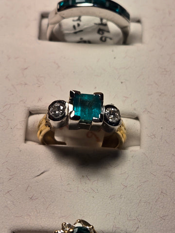 Ring - 14K Multi-Tone Gold - 0.86 ct Columbian Emerald - 5.8 g