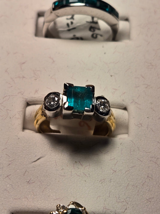 Ring - 14K Multi-Tone Gold - 0.86 ct Columbian Emerald - 5.8 g