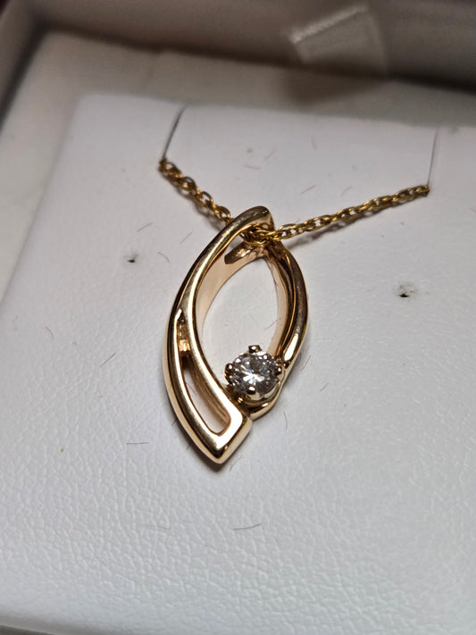 14K Gold Free Form Pendant 0.15ct Round-Cut Diamond 2.4g