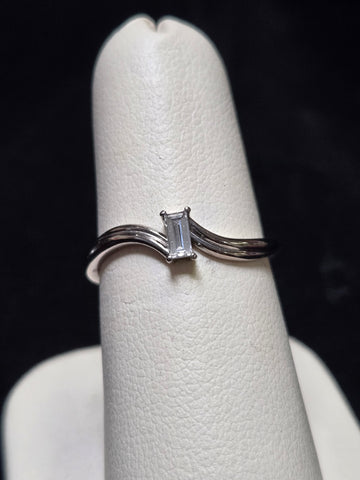 14K White Gold Stackable Ring 0.15ct Baguette-Cut Diamond 2g