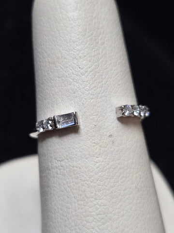 14K White Gold Stackable Ring 0.08ct Baguette-Cut Diamond 1.6g