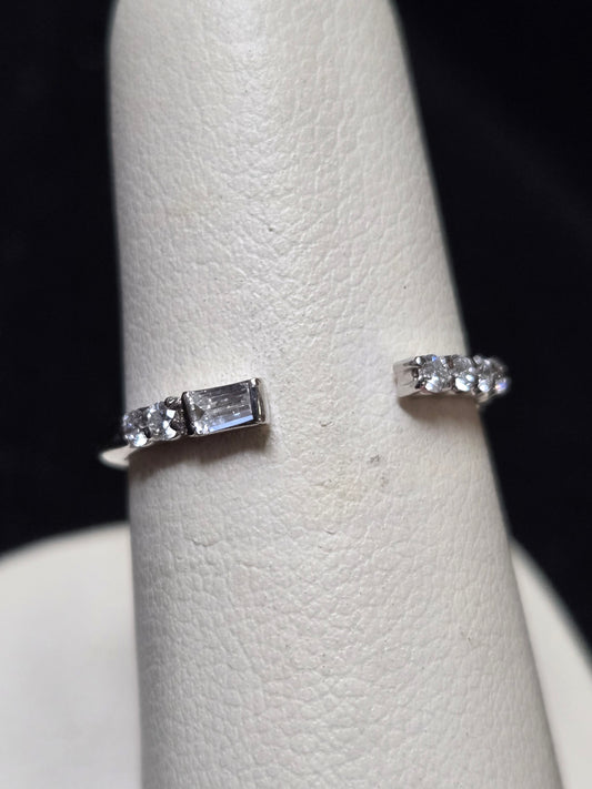 14K White Gold Stackable Ring 0.08ct Baguette-Cut Diamond 1.6g
