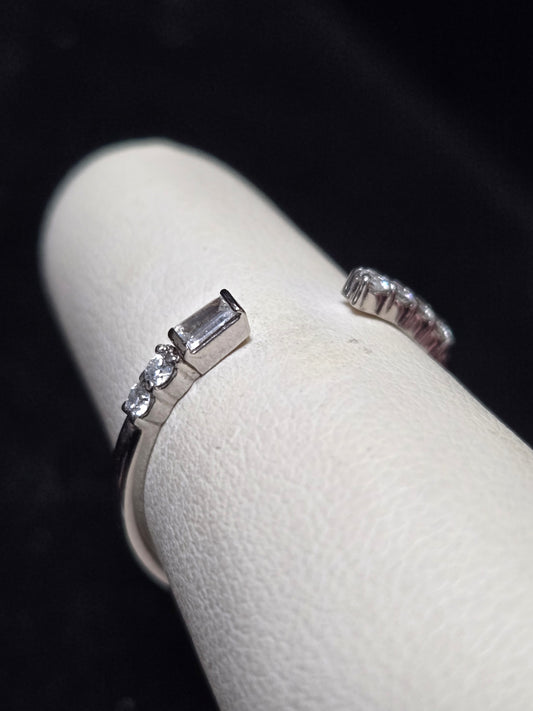 14K White Gold Stackable Ring 0.08ct Baguette-Cut Diamond 1.6g