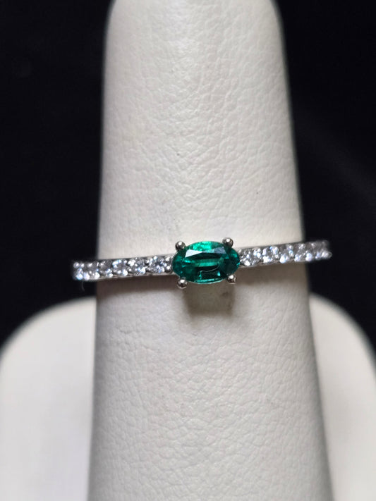 14K White Gold Stackable Ring 0.22ct Oval-Cut Emerald 2g