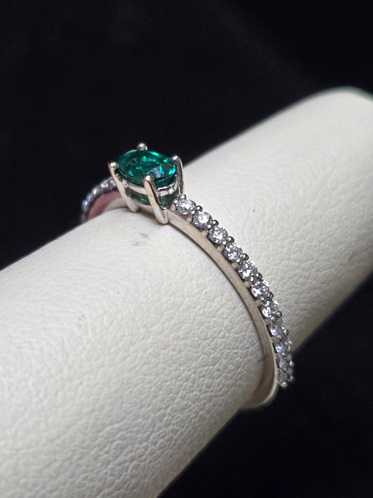 14K White Gold Stackable Ring 0.22ct Oval-Cut Emerald 2g