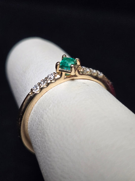 14K Gold Stackable Ring 0.13ct Square Emerald 2.6g