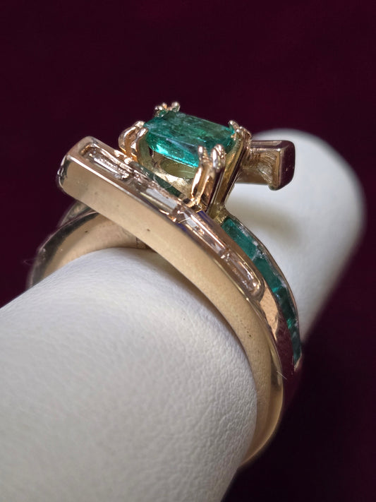 18K Gold Fancy Fancy Ring 1.35ct Emerald-Cut Emeralds 9.1g