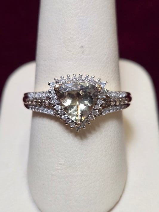 14K Gold Ring Trillion Gemstone 4.8g