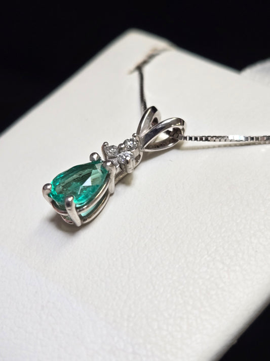 14K White Gold Pendant 0.5ct Oval Emerald 0.8g