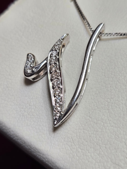 18K White Gold "V" Pendant 0.15ct Round Diamond 2.3g