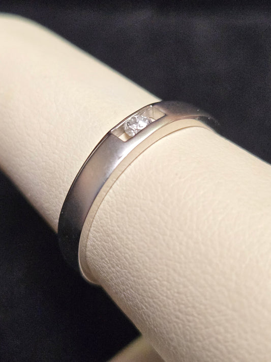 900 Platinum Ring 0.07ct Round Diamond 3.8g