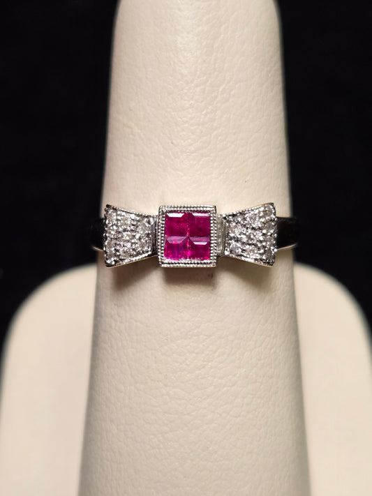18K White Gold Ring 0.25ct Princess-Cut Rubies 2.6g