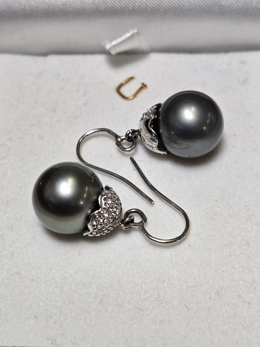 18K White Gold Dangle/Drop Earrings Round-Cut Peacock Pearl French Wire 7.6g