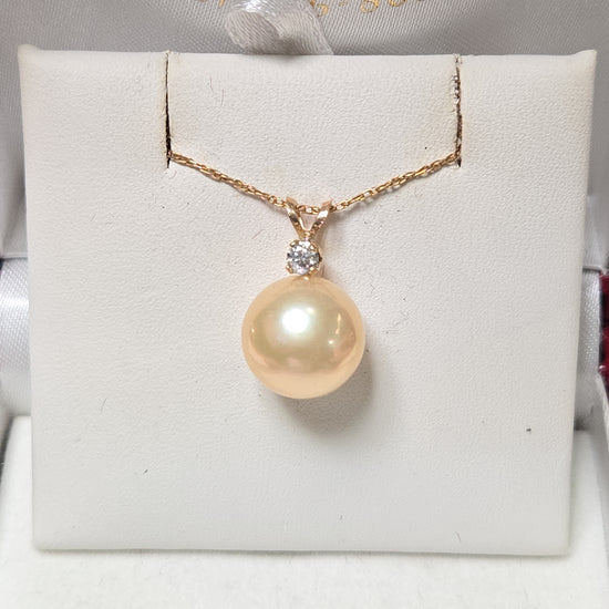 14K gold pendant featuring a round freshwater pearl, weighing 2 grams, from Chique Jewelry.