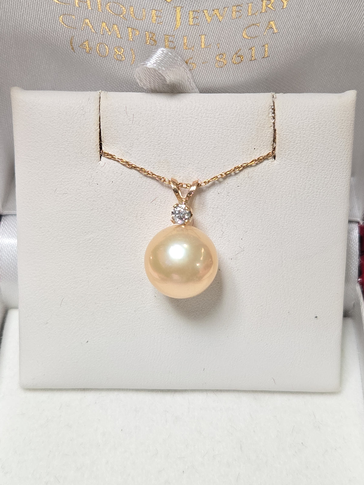 14K gold pendant featuring a round freshwater pearl, weighing 2 grams, from Chique Jewelry.
