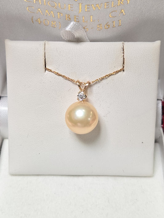 14K gold pendant featuring a round freshwater pearl, weighing 2 grams, from Chique Jewelry.