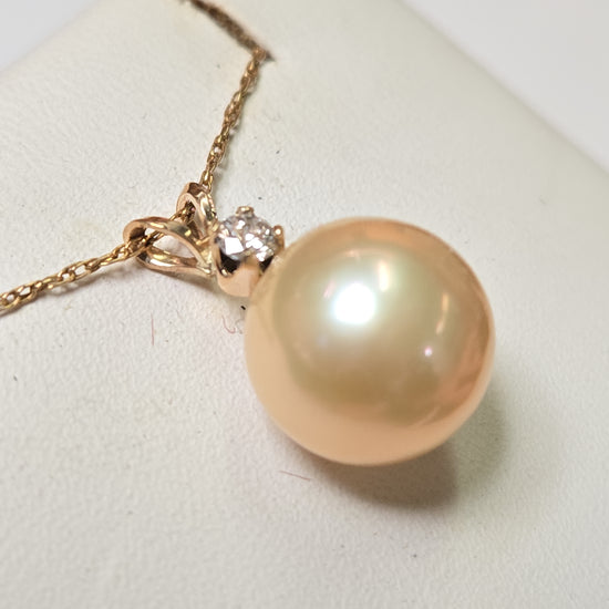 14K gold pendant featuring a round freshwater pearl, weighing 2 grams, from Chique Jewelry.
