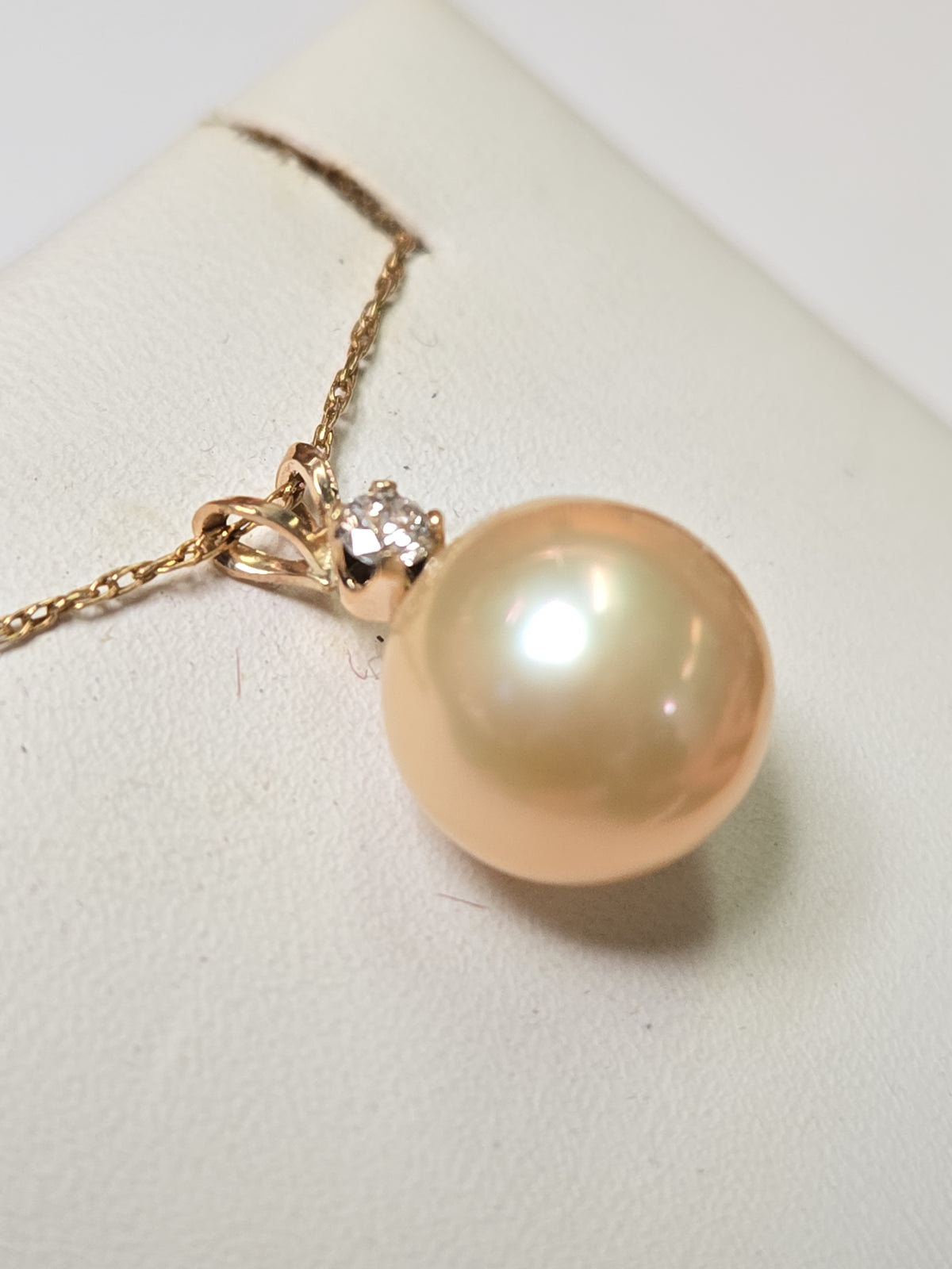 14K gold pendant featuring a round freshwater pearl, weighing 2 grams, from Chique Jewelry.