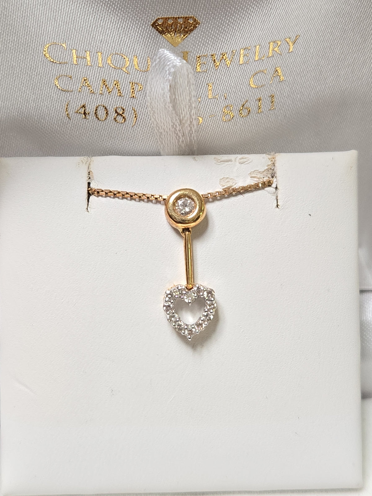 18K gold pendant with 0.23 carat round diamonds from Chique Jewelry, showcasing a elegant jewelry piece with a delicate design.