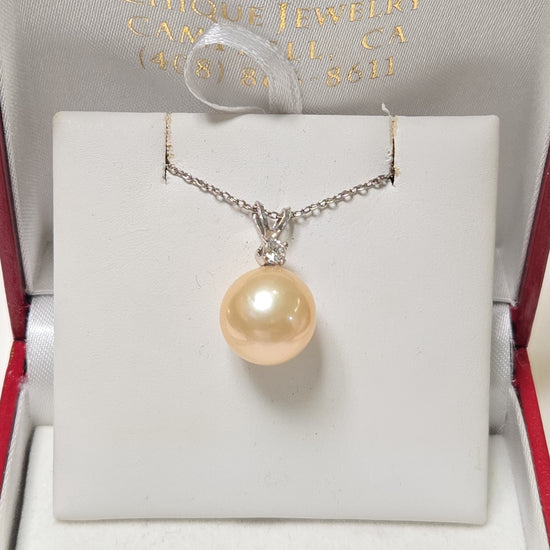 14K white gold pendant featuring a round pearl, weighing 2 grams, from Chique Jewelry. Elegant jewelry accessory.