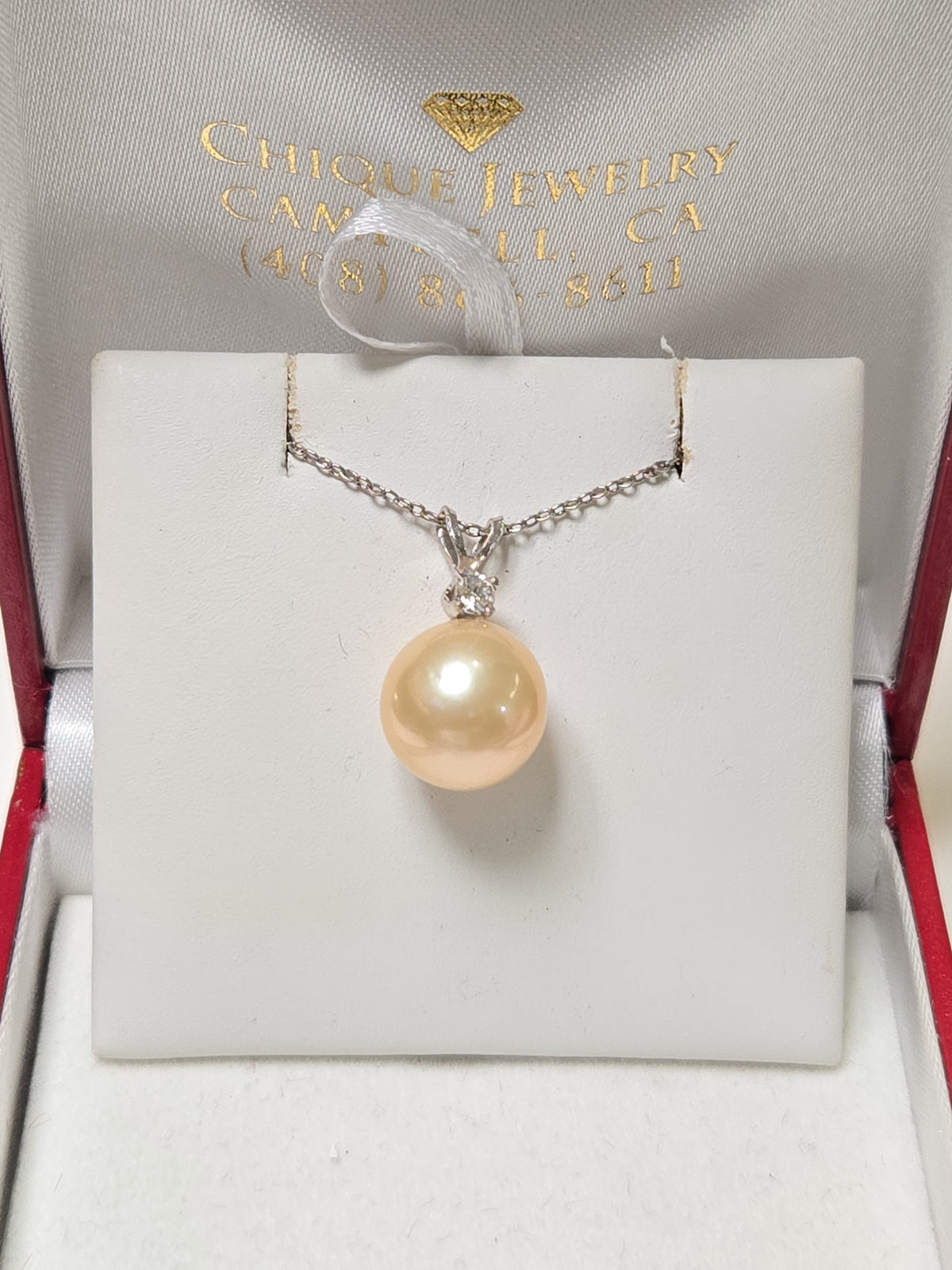 14K white gold pendant featuring a round pearl, weighing 2 grams, from Chique Jewelry. Elegant jewelry accessory.