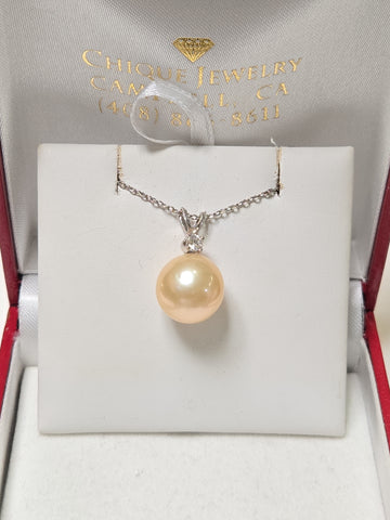14K white gold pendant featuring a round pearl, weighing 2 grams, from Chique Jewelry. Elegant jewelry accessory.