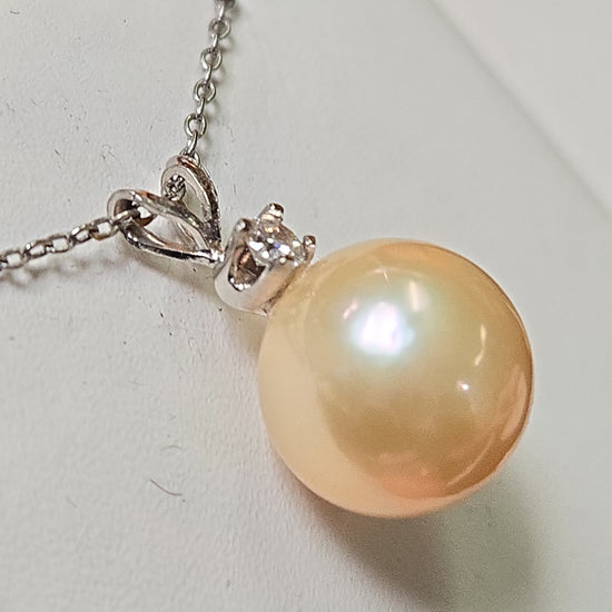 14K white gold pendant featuring a round pearl, designed by Chique Jewelry, weighing 2 grams.