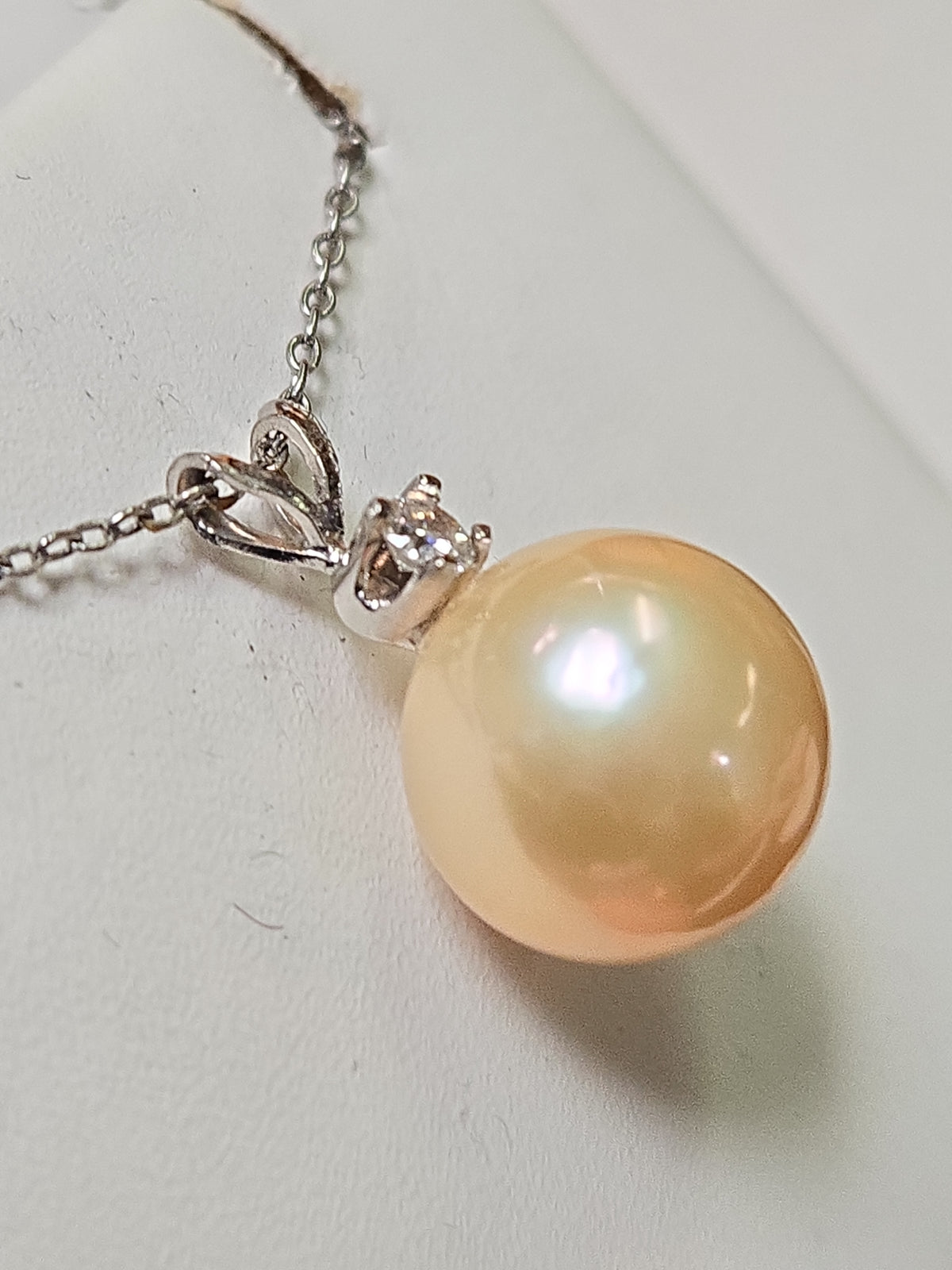 14K white gold pendant featuring a round pearl, designed by Chique Jewelry, weighing 2 grams.