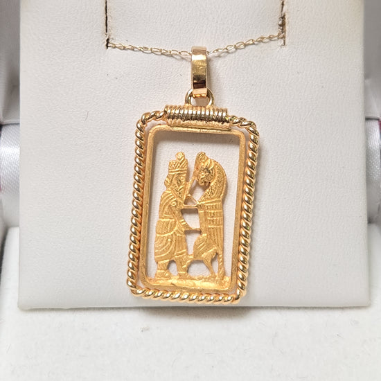 18K gold Persepolis pendant by Chique Jewelry, featuring intricate design and weighing 5.4 grams.