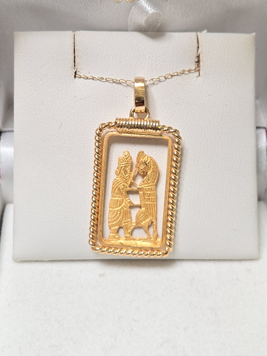 18K gold Persepolis pendant by Chique Jewelry, featuring intricate design and weighing 5.4 grams.