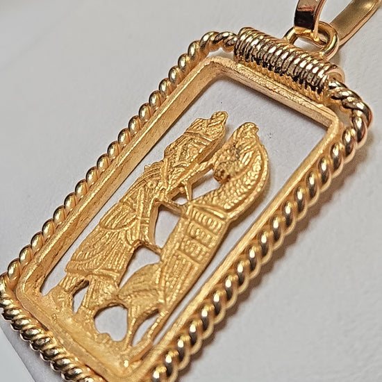 18K gold Persepolis pendant by Chique Jewelry, featuring intricate design and weighing 5.4 grams.