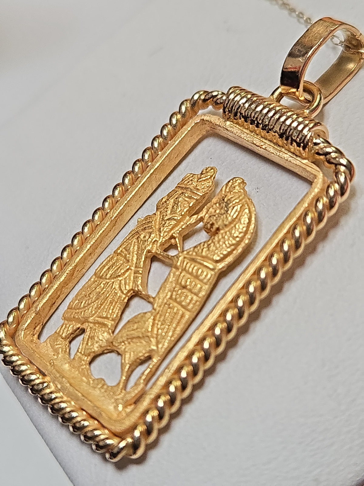 18K gold Persepolis pendant by Chique Jewelry, featuring intricate design and weighing 5.4 grams.