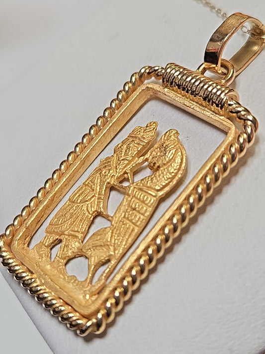 18K gold Persepolis pendant by Chique Jewelry, featuring intricate design and weighing 5.4 grams.