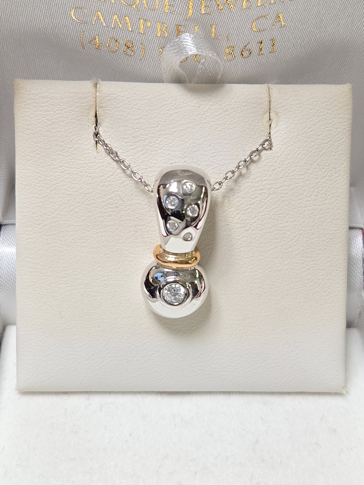 14K white gold pendant with a 0.17ct round diamond, featuring elegant design by Chique Jewelry.