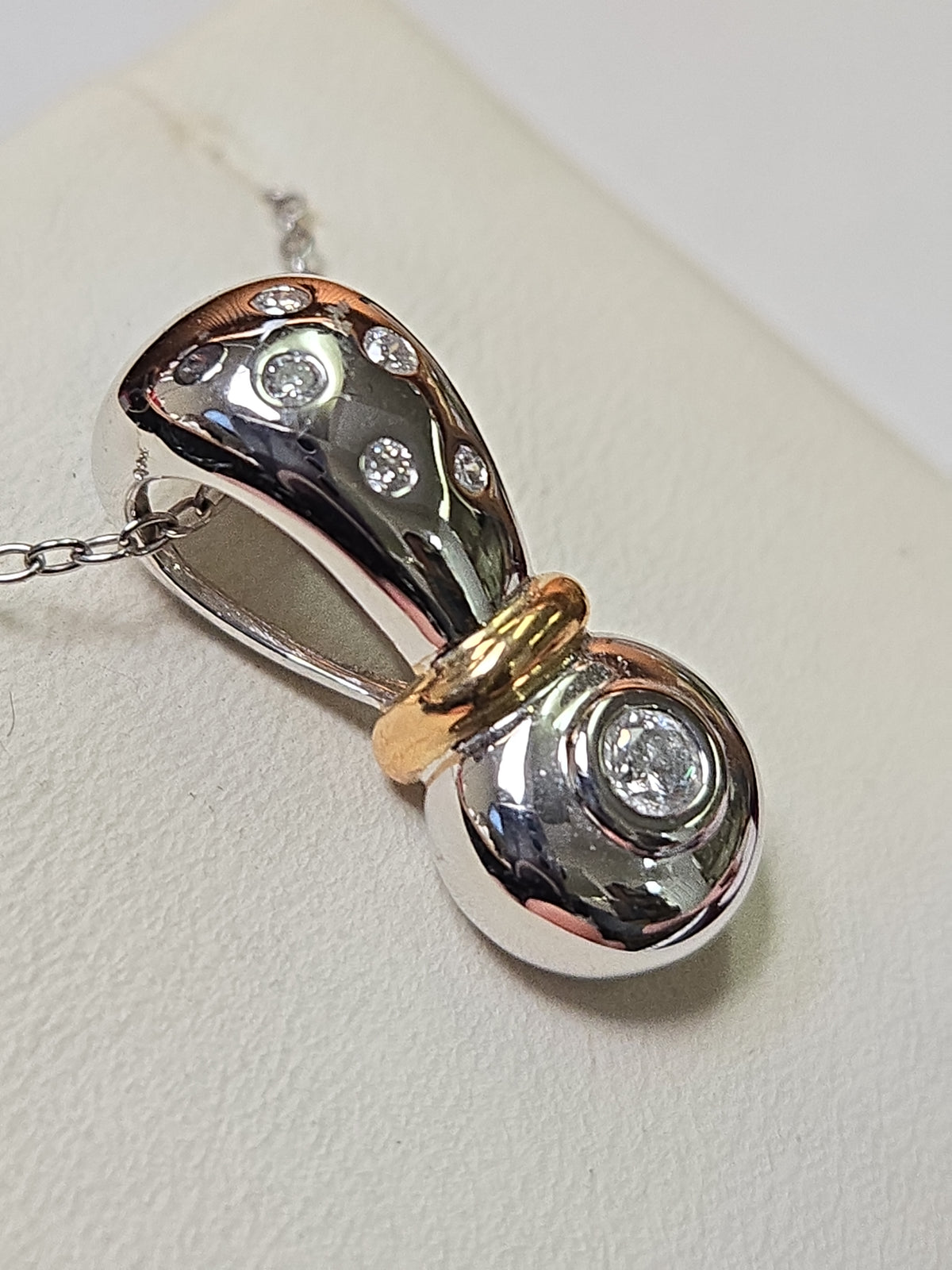 14K white gold pendant with 0.17ct round diamond, elegant jewelry piece from Chique Jewelry, showcasing fine craftsmanship.