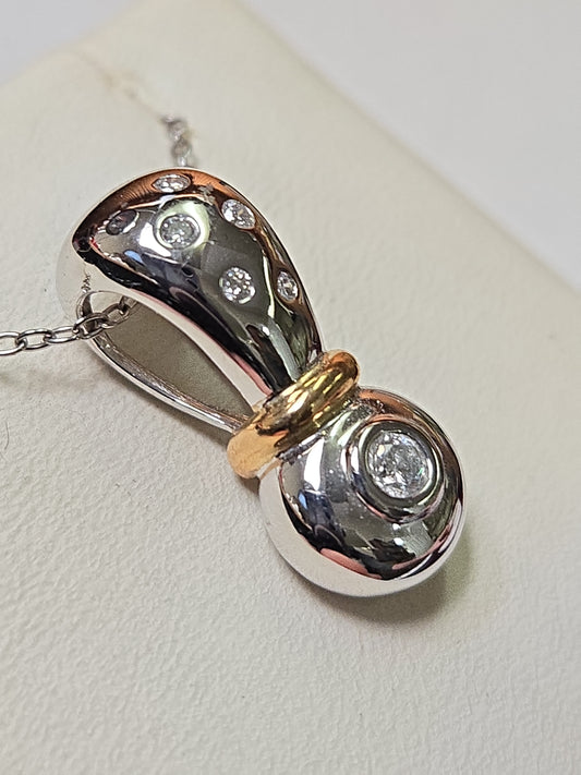 14K white gold pendant with 0.17ct round diamond, elegant jewelry piece from Chique Jewelry, showcasing fine craftsmanship.