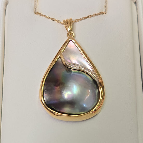 18K gold pendant featuring a Mabe blister pearl, crafted by Chique Jewelry, showcasing elegant jewelry design.
