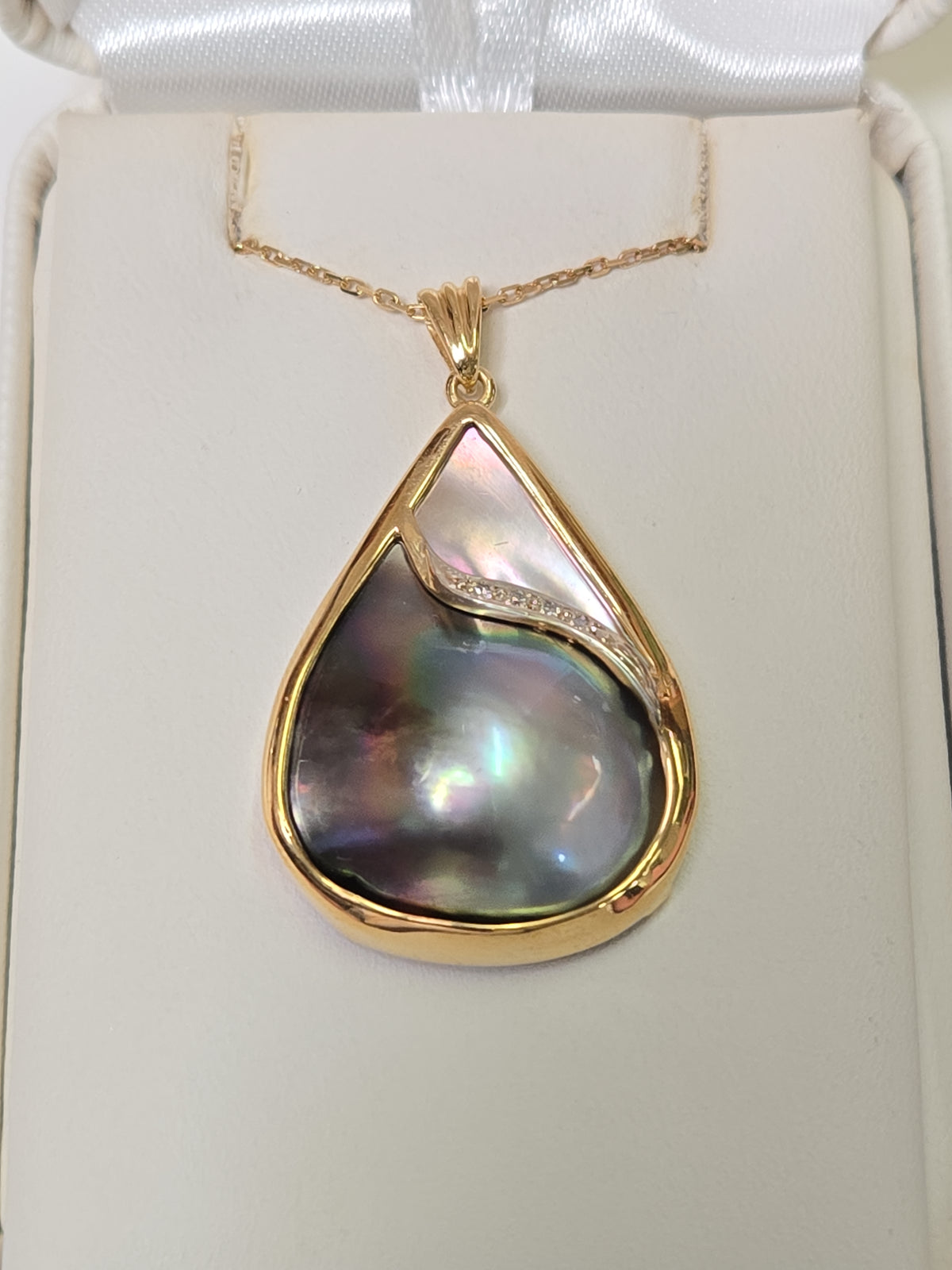 18K gold pendant featuring a Mabe blister pearl, crafted by Chique Jewelry, showcasing elegant jewelry design.