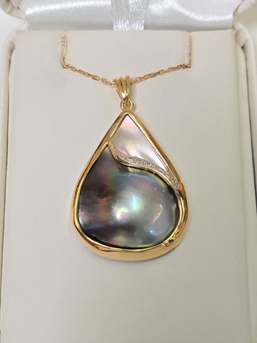 18K gold pendant featuring a Mabe blister pearl, crafted by Chique Jewelry, showcasing elegant jewelry design.
