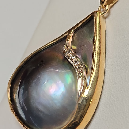 18K gold pendant with a Mabe blister pearl, featuring a 9g design by Chique Jewelry. Elegant jewelry accessory.