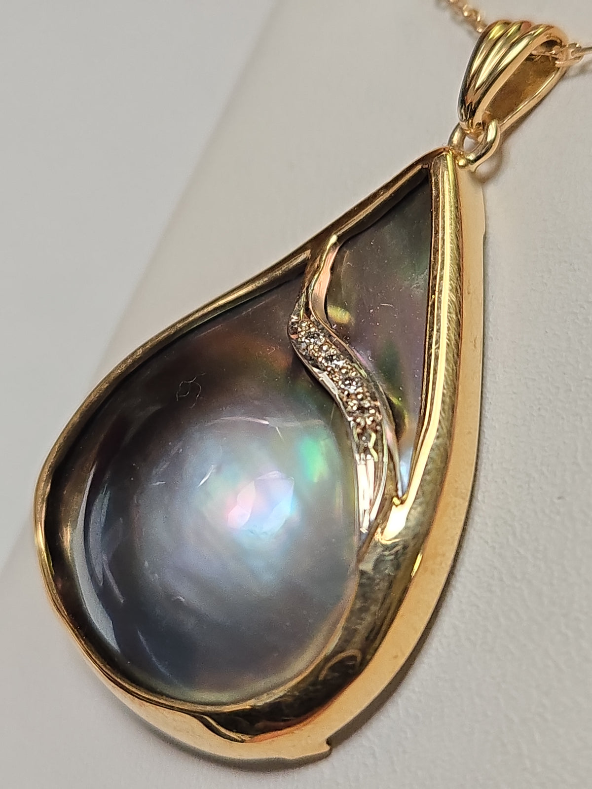18K gold pendant with a Mabe blister pearl, featuring a 9g design by Chique Jewelry. Elegant jewelry accessory.