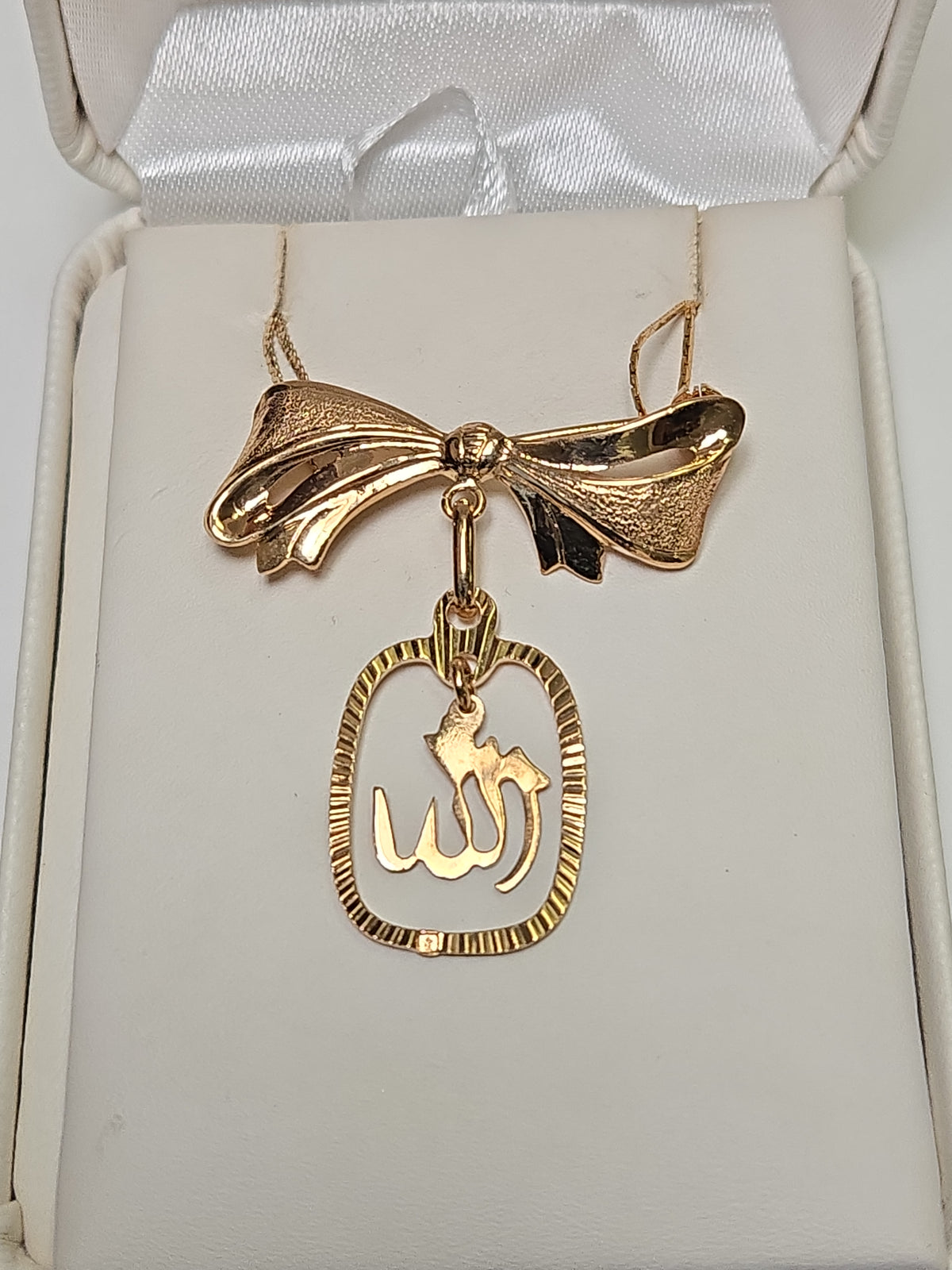 18K gold Allah brooch by Chique Jewelry, featuring intricate Islamic design, weighing 3.7 grams.