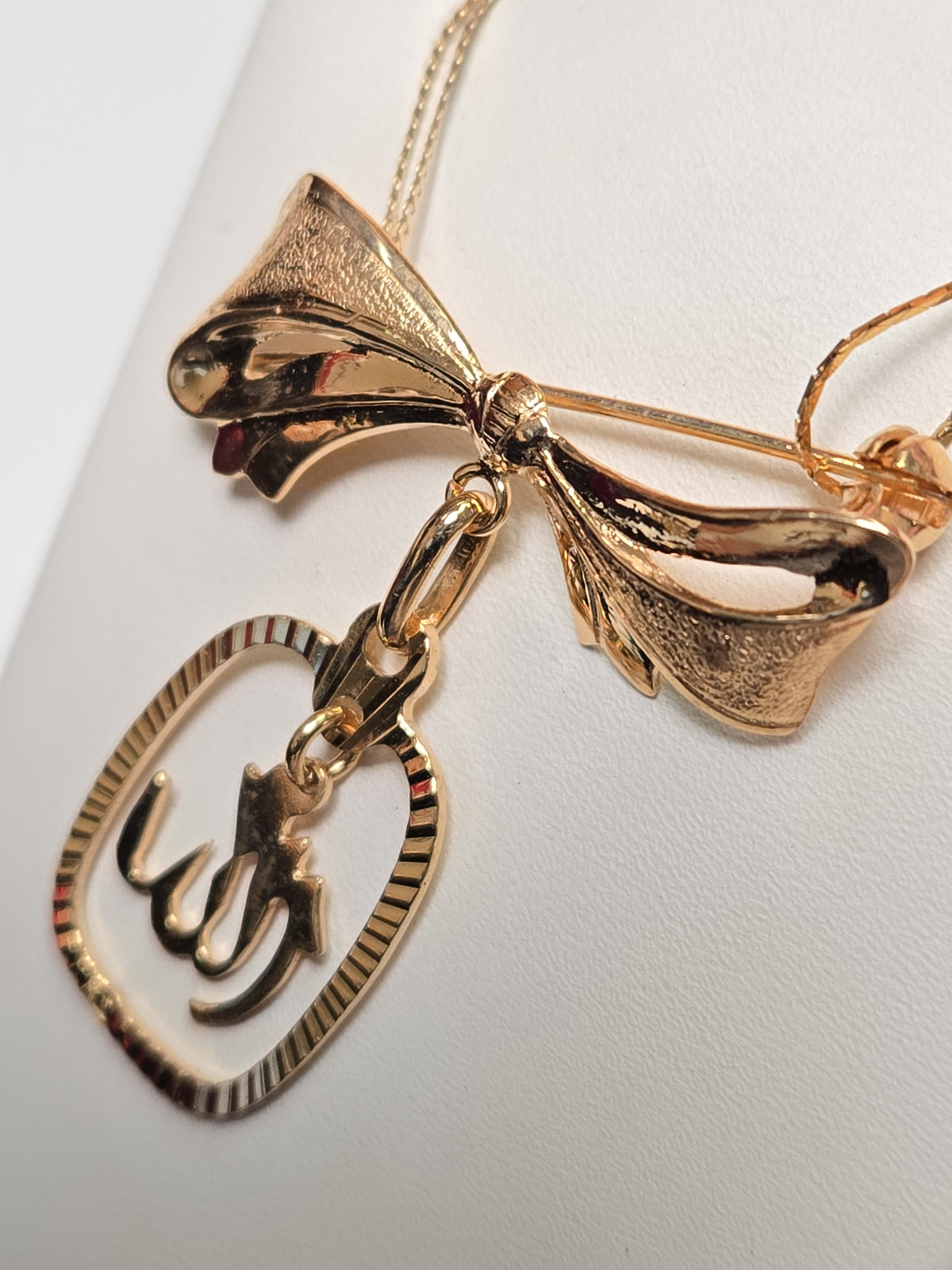 18K gold Allah brooch with intricate design, weighing 3.7g, by Chique Jewelry, featuring detailed craftsmanship and a polished finish.