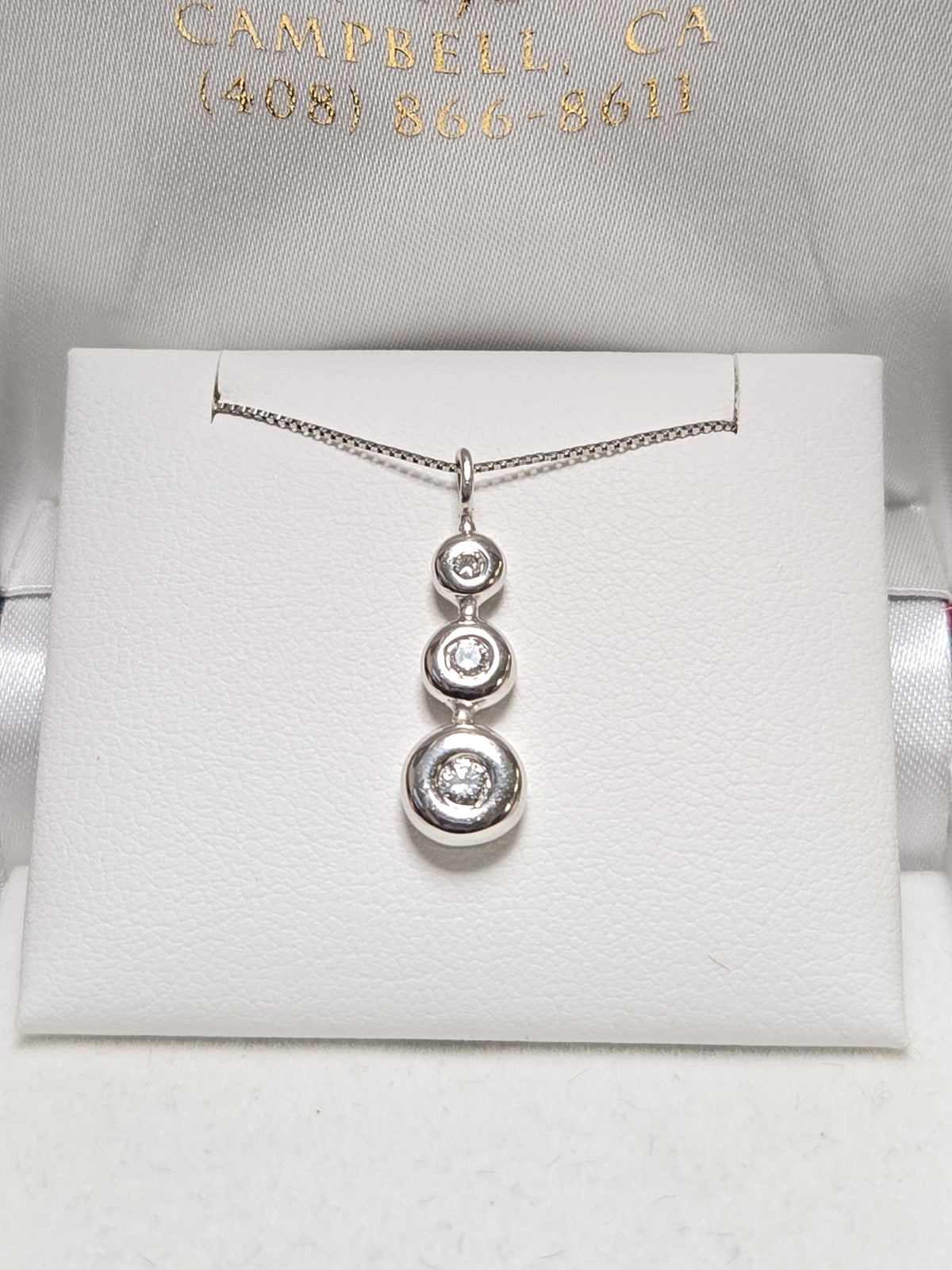 14K white gold pendant with 0.2ct round diamonds, showcasing a delicate jewelry piece from Chique Jewelry.