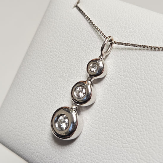 14K white gold pendant with 0.2ct round diamonds from Chique Jewelry, elegant jewelry piece weighing 1.7 grams.