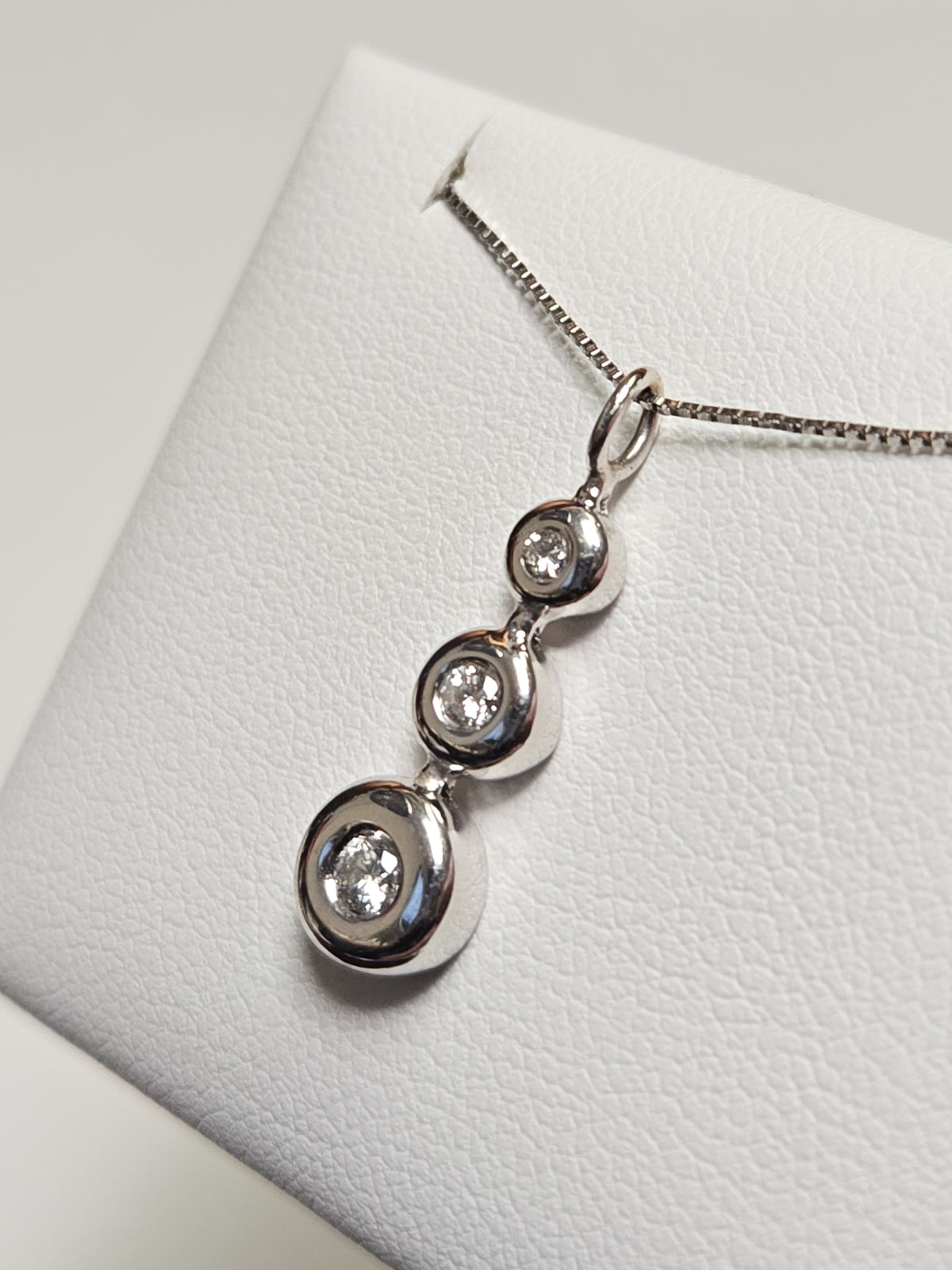 14K white gold pendant with 0.2ct round diamonds from Chique Jewelry, elegant jewelry piece weighing 1.7 grams.