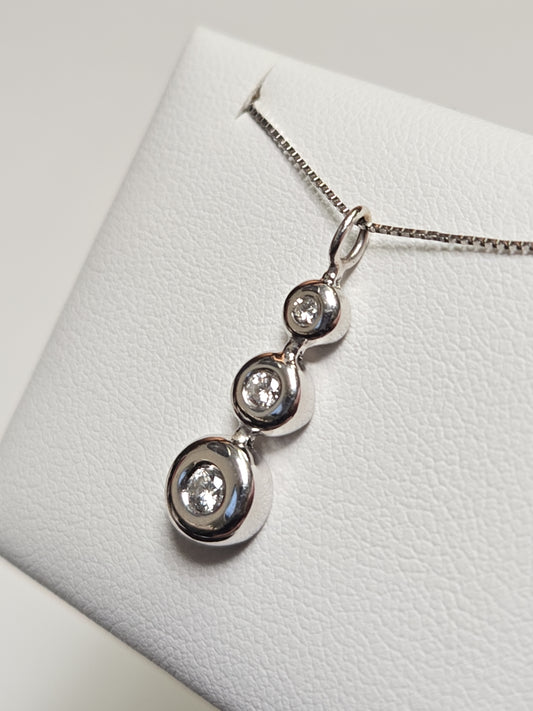 14K white gold pendant with 0.2ct round diamonds from Chique Jewelry, elegant jewelry piece weighing 1.7 grams.