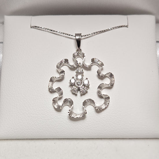 18K white gold pendant with 0.2ct round diamonds from Chique Jewelry, elegant jewelry piece with a delicate design.